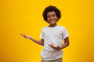 ragazzo afroamericano con capelli neri su sfondo giallo. ragazzo nero sorridente con i capelli neri. ragazzo nero con i capelli neri. discendenza africana. foto