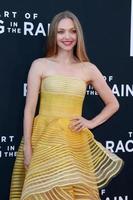 los angeles, 1 agosto - amanda seyfried alla prima mondiale dell'arte di correre sotto la pioggia al teatro el capitan il 1 agosto 2019 a los angeles, ca foto