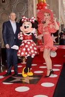 los angeles, 22 gennaio - bob iger, minnie mouse, katy perry alla cerimonia della stella di minnie sulla hollywood walk of fame il 22 gennaio 2018 a hollywood, ca foto