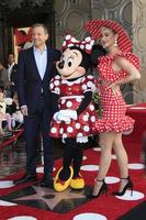 los angeles, 22 gennaio - bob iger, minnie mouse, katy perry alla cerimonia della stella di minnie sulla hollywood walk of fame il 22 gennaio 2018 a hollywood, ca foto