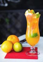 limonata rinfrescante con arance e menta sul tavolo di legno