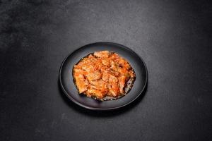 pollo teriyaki con salsa, sesamo, erbe e spezie su fondo scuro foto