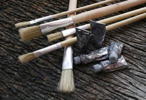 vernice e pennelli su legno foto