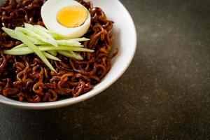 noodle istantanei coreani con salsa di fagioli neri o jajangmyeon o jjajangmyeon foto