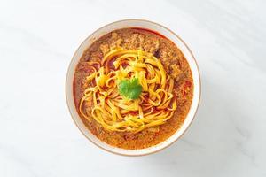 zuppa di noodles cinesi piccante dello yunnan o kwa meng foto