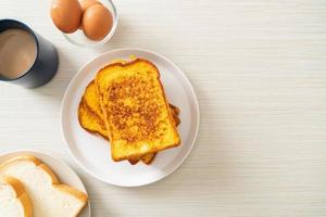 toast alla francese su piatto bianco foto