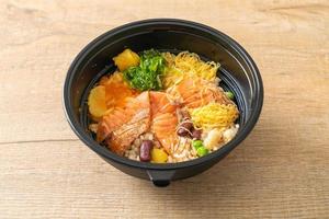 salmone alla griglia con donburi di riso integrale foto