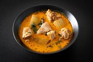 zuppa di pollo al curry con roti foto