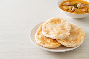 zuppa di pollo al curry con roti foto