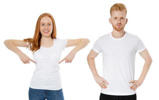 giovane uomo e ragazza in magliette bianche isolate su sfondo bianco da vicino foto
