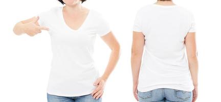 t-shirt estiva isolata su bianco, donna puntata sulla maglietta, ragazza puntata sulla maglietta, immagine ritagliata