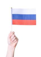 la mano tiene la bandiera della russia su uno sfondo bianco isolato. foto