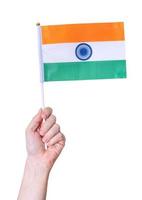 una mano tiene la bandiera dell'india su uno sfondo bianco isolato. foto