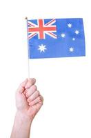 una mano tiene la bandiera dell'australia su uno sfondo bianco isolato. foto