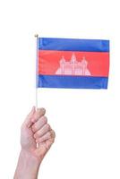 una mano tiene la bandiera la bandiera della cambogia su uno sfondo bianco isolato. foto