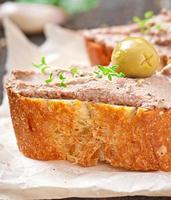 merenda di carne fatta in casa patè di fegatini di pollo con santoreggia e olive foto