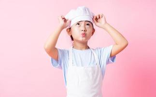 immagine di un bambino asiatico che si esercita per essere uno chef foto