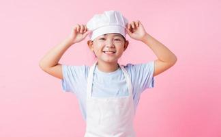 immagine di un bambino asiatico che si esercita per essere uno chef foto