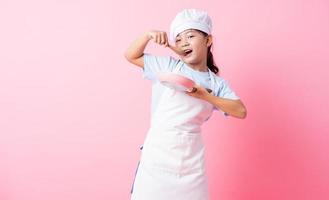 immagine di un bambino asiatico che si esercita per essere uno chef foto