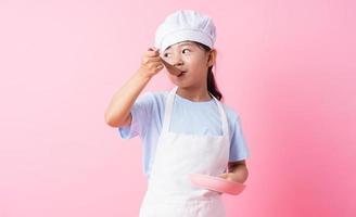 immagine di un bambino asiatico che si esercita per essere uno chef foto