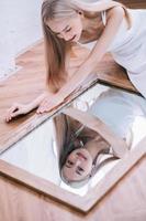 ritratto di giovane ragazza asiatica e il suo riflesso nello specchio foto