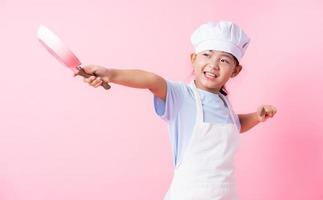 immagine di un bambino asiatico che si esercita per essere uno chef foto