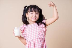 immagine del bambino asiatico che beve latte sullo sfondo foto