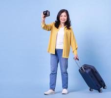 immagine a figura intera di donna asiatica di mezza età su sfondo, concetto estivo foto