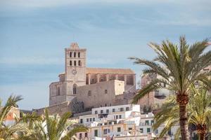 datl vila nella città di eivisa sull'isola di ibiza in spagna nell'estate del 2022 foto