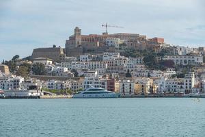 panorama alla città di eivissa sull'isola di ibiza in spagna nell'estate del 2022. foto