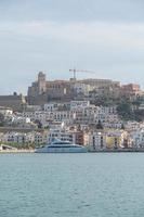 panorama alla città di eivissa sull'isola di ibiza in spagna nell'estate del 2022. foto