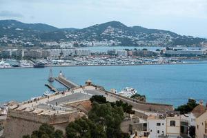 vista dalla città vecchia di dalt vila a ibiza in spagna nell'estate del 2022. foto