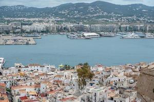 vista dalla città vecchia di dalt vila a ibiza in spagna nell'estate del 2022. foto