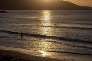 tramonto sulla spiaggia di Canteras al tramonto nella città di las palmas foto