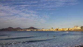 tramonto sulla spiaggia di Canteras al tramonto nella città di las palmas foto