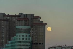 sorgere della luna tra gli edifici a las palmas di gran canaria foto