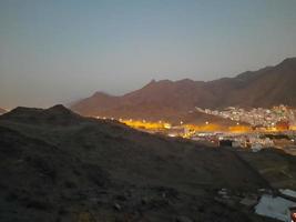 bella vista della montagna jabal al noor nella mecca. La grotta di hira si trova sulla cima del monte jabal al noor, dove vengono a visitare visitatori da tutto il mondo. foto