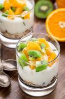 yogurt con muesli e frutta foto