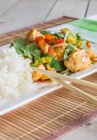 piatto asiatico con pollo, verdure e coriandolo foto