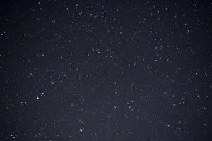 cielo stellato estivo di notte e la via lattea foto