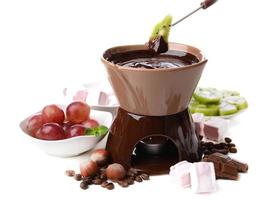 fonduta di cioccolato con caramelle marshmallow e frutta, isolata on white foto