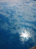 cielo blu nuvole riflesso in piscina foto