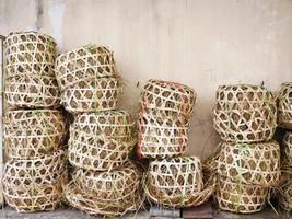 cesto di bambù in rattan contenitore tailandese locale riempito con stile di vita di paglia foto