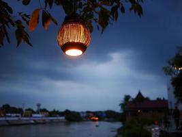 una lampada a sospensione in tessuto di bambù di design in stile tailandese moderno foto