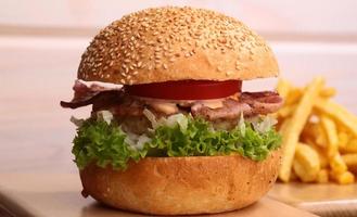 hamburger con patatine foto