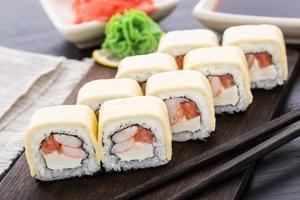 involtini di sushi con gamberi e formaggio cheddar foto