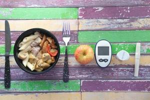 strumenti di misurazione del diabete e cibo sano sul tavolo foto