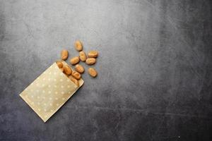 barretta di cioccolato al caramello che fuoriesce da una tasca di carta foto