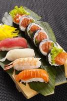 la composizione del nigiri sushi foto