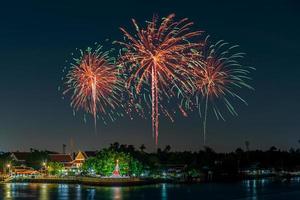 fuochi d'artificio sul fiume nel cielo scuro foto